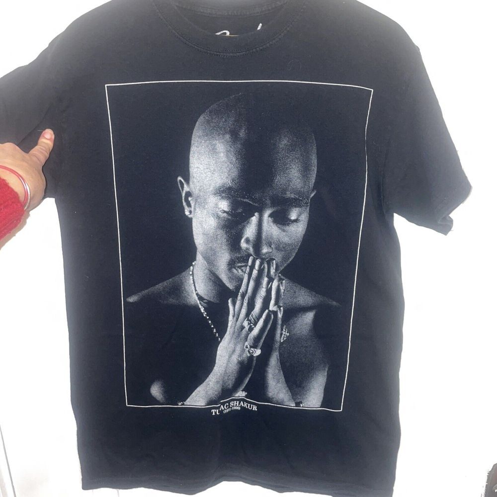 Bravado Tupac Shakur Praying Hands Black Tshirt Medium